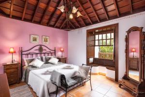 une chambre avec un grand lit et une fenêtre dans l'établissement Lightbooking Los Morales Villa de Mazo, à Mazo