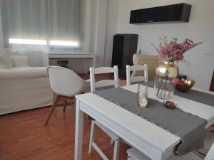 sala de estar con mesa blanca y sillas en Ap4Us B1 - Apartment for us - Sightseeing & Beach At The Best Price, en Badalona