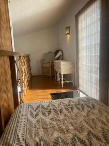 sypialnia z łóżkiem i pokój z pianinem w obiekcie Quintinha Boheme… w Aljezur