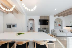 Mielnovo - dom z basenem, sauną i jacuzzi في ميلنو: غرفة طعام بيضاء مع طاولة بيضاء وكراسي
