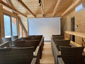 una sala de conferencias con sillas y una pantalla de proyección en Krasne Residence & SPA - STREFA CISZY en Krasne