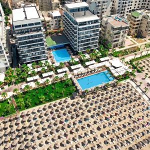 Bazén v ubytování Lovely beach front apartment. nebo v jeho okolí