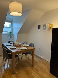 uma sala de jantar com uma mesa de madeira e cadeiras em Homely 2 Story Cathedral City Apartment em Durham