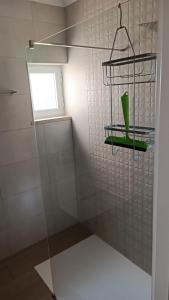 ポルティマンにあるApart Vila Rosa, T1+1 para férias em Portimaoのバスルーム(シャワー、棚に緑のボトル付)