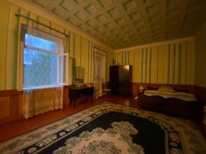 um quarto com uma cama, uma janela e um tapete em Hotel Grand em Sagarejo