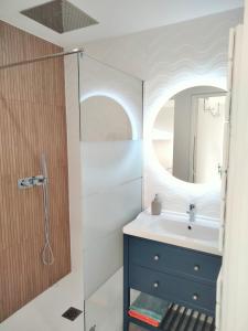 コリウールにあるAmbeille Collioureのバスルーム(洗面台、鏡付)