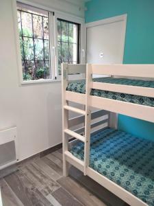 コリウールにあるAmbeille Collioureの二段ベッド3組が備わる部屋
