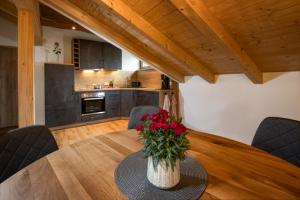 eine Küche mit einem Tisch und einer Blumenvase darauf in der Unterkunft Ferienwohnung Neumayer in Berchtesgaden
