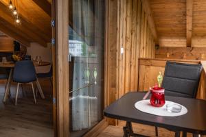 ein Zimmer mit einem Tisch mit einer Tasse drauf in der Unterkunft Ferienwohnung Neumayer in Berchtesgaden