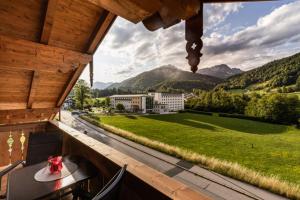 einen Balkon mit einem Tisch und Bergblick in der Unterkunft Ferienwohnung Neumayer in Berchtesgaden