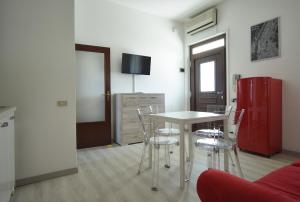 Televízia a/alebo spoločenská miestnosť v ubytovaní Welc-ōm Santa Giustina apartment