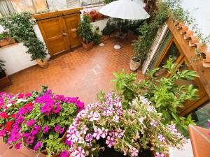 uma vista superior de um jardim com flores e um guarda-chuva em Casa Raimondo em Orosei