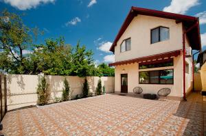 a house with a fence and a brick driveway at VILA REYNA in Galaţi