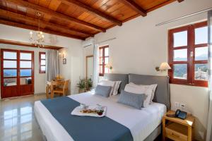 Posteľ alebo postele v izbe v ubytovaní Stefanos Village Hotel + 37 fotografií