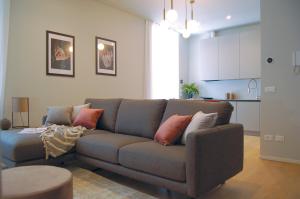 uma sala de estar com um sofá e uma cozinha em AR Boutique Apartments em Bérgamo