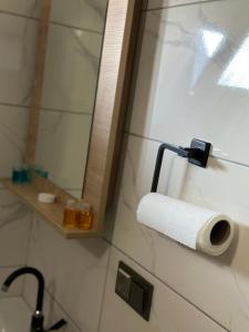rolka papieru toaletowego na ścianie łazienki w obiekcie Of Çamlık bungalov w mieście Of