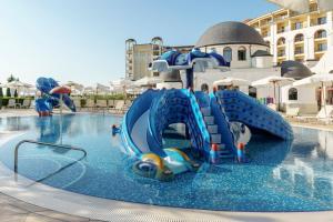 um escorrega aquático numa piscina num resort em Alua Helios Bay - All Inclusive em Obzor