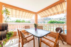 comedor con mesa y sillas en el balcón en Villa Mansa en Pechina