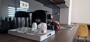 M City Aparthotel في أراد: آلة صنع القهوة على منضدة في المطبخ