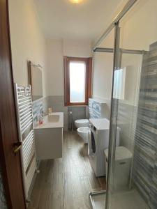 La salle de bains est pourvue de 2 toilettes, d'un lavabo et d'une douche. dans l'établissement Casa Diamante a pochi passi dal mare di Albenga, à Albenga