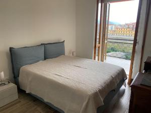 - une chambre avec un lit et une grande fenêtre dans l'établissement Casa Diamante a pochi passi dal mare di Albenga, à Albenga