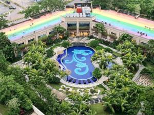 einen Luftblick auf ein Resort mit einem Pool in der Unterkunft [Instastellar Experience] 3 Pax, 15 mins fr CIQ in Johor Bahru