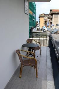 una mesa y sillas en el balcón de un edificio en Donna Paola, en Pompeya