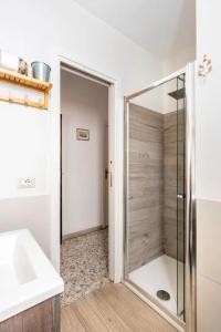 ein Bad mit einer Dusche und einem weißen Waschbecken in der Unterkunft B&B La Capresina in Sorrent