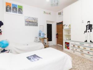 2 Betten in einem Schlafzimmer mit weißen Wänden in der Unterkunft B&B La Capresina in Sorrent