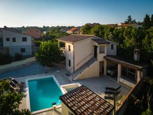 Bazén v ubytování Holiday Home Fasana nebo v jeho okolí