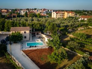Bazén v ubytování Holiday Home Fasana nebo v jeho okolí