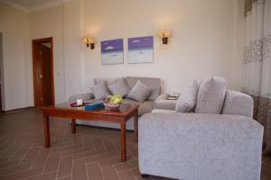 ein Wohnzimmer mit einem Sofa und einem Couchtisch in der Unterkunft Stay Inn Hotel Ain Sokhna in Ain Suchna