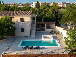 Bazén v ubytování Holiday Home Fasana nebo v jeho okolí