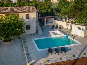 Bazén v ubytování Holiday Home Fasana nebo v jeho okolí