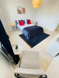 una camera da letto con un letto, un tavolo e una sedia di aday - Ocean Shores central Apartment a Frederikshavn
