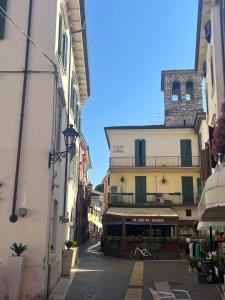 una calle de la ciudad con edificios y una calle en La Torretta Apartment, en Peschiera del Garda