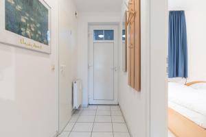 um corredor com uma porta que leva a um quarto em Haus Roland Wohnung 03 em Zinnowitz