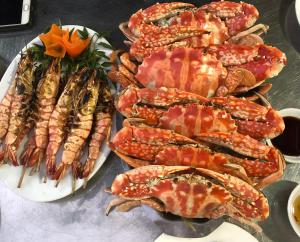 a bunch of lobsters on plates on a table at Phương Thuỷ Hotel in Sầm Sơn