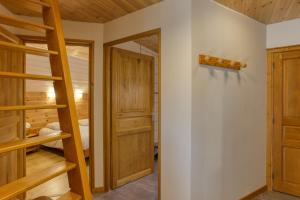 OrnonにあるChalet Ornonのはしごと二段ベッドが備わる客室です。
