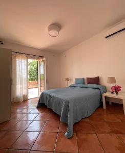 een slaapkamer met een bed en een groot raam bij Agriturismo Gianferrante in Paterno
