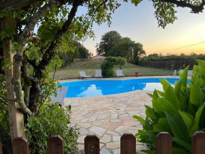 basen na dziedzińcu z 2 leżakami w obiekcie Beautifully renovated Farmhouse with private pool w mieście Saint-Georges-de-Noisné