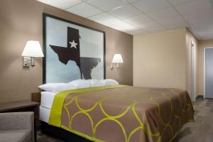 Postel nebo postele na pokoji v ubytování Super 8 by Wyndham Gainesville TX