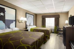 Postel nebo postele na pokoji v ubytování Super 8 by Wyndham Gainesville TX + 17 fotografií