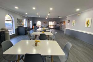 Posezení v ubytování Days Inn & Suites by Wyndham Winnie