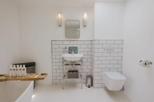 Un baño blanco con lavabo e inodoro. en Brickworks and Vines, en Newport 37 fotos más
