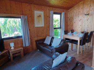 ein Wohnzimmer mit einem Sofa und einem Tisch in der Unterkunft Green View Lodges in Wigton