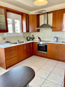 Kuchyň nebo kuchyňský kout v ubytování Sea View Apartment #2