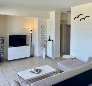 TV a/nebo společenská místnost v ubytování Sea View Apartment #2