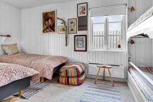 1 Schlafzimmer mit 2 Betten und einem Fenster in der Unterkunft Kattegat Strandvej 11, 4581 Rrvig in Rørvig