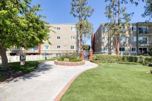 a walkway through a park in front of a building at Woodland Hills 1BR w pool gym nr Warner center LAX-893 in Los Angeles